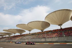 #8 Audi Sport Team Joest Audi R18 e-tron quattro: Лукас ди Грасси, Лоик Дюваль, Оливер Джарвис