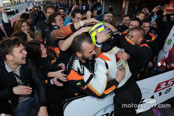 Los integrantes de AVF abrazan a Dillmann