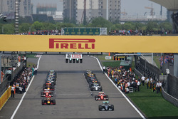 Nico Rosberg, Mercedes AMG F1 Team W07, führt das Feld in die Einführungsrunde