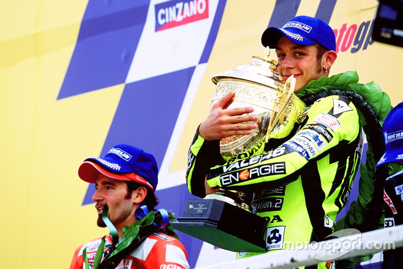<img src="http://cdn-1.motorsport.com/static/custom/car-thumbs/MOTOGP_2017/RIDERS_NUMBERS/Rossi.png" width="55" /> #20 GP de Grande-Bretagne 2002