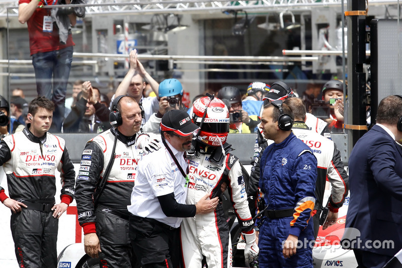 8. #5 Toyota Racing Toyota TS050 Hybrid: Казукі Накадзіма і Роб Льопен після завершення перегонів