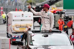 Ganador de la carrera Lewis Hamilton, Mercedes AMG F1 celebra tras el podio