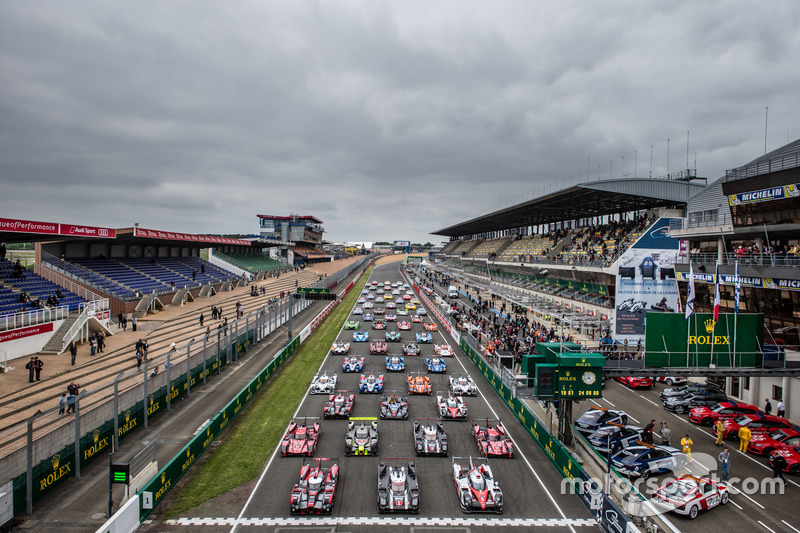 La sesión de fotos tradicional de los coches de Le Mans