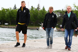 Kevin Magnussen, Renault Sport F1 Team, with Jonathan Palmer