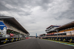 Motorsport.com banners en la línea de meta