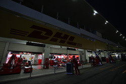 Il box Ferrari di sera