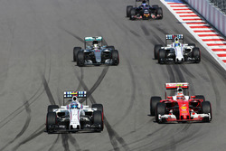 Valtteri Bottas, Williams FW38 e Kimi Raikkonen, Ferrari SF16-H lottano per la posizione