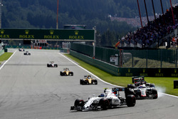 Valtteri Bottas, Williams FW38 Mercedes y Romain Grosjean, Haas VF-16 Ferrari