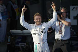 Ganador Nico Rosberg, Mercedes AMG F1 Team en parc ferme