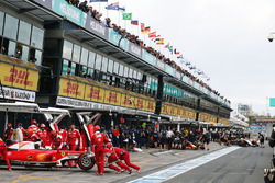 Sebastian Vettel, Ferrari SF16-H, in der Box