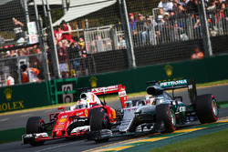 Lewis Hamilton, Mercedes AMG F1 Team W07 und Sebastian Vettel, Ferrari SF16-H, im Kampf um die Psoit