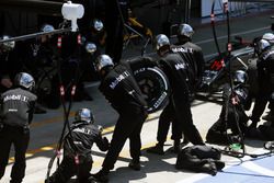 Fernando Alonso, McLaren MP4-31 hace una parada en boxes