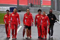 Sebastian Vettel, Ferrari, cammina lungo il circuito con il team