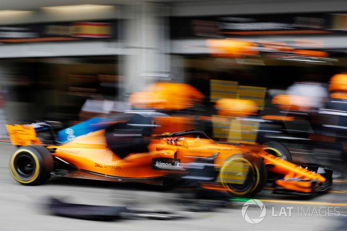 Stoffel Vandoorne, McLaren MCL33 Renault, makes a pit stop