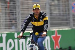 Carlos Sainz Jr., Renault Sport F1 Team fait le tour de la piste à vélo