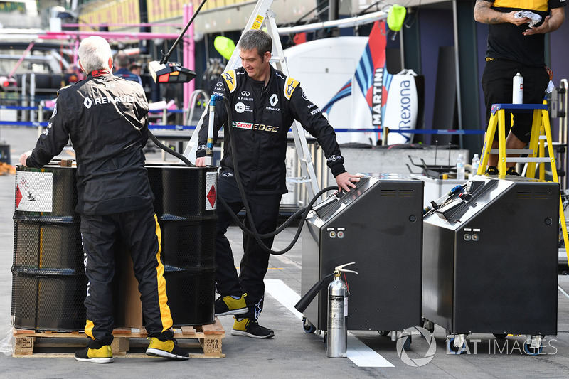 Renault Sport F1 Team mechanics