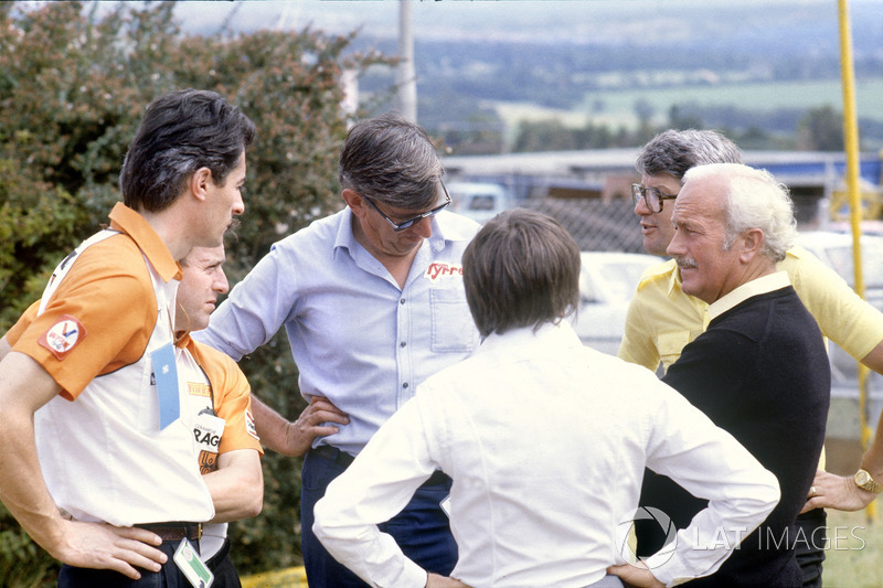 Les directeurs d'écurie discutent de la grève des pilotes : Daniele Audetto, Alan Rees, Ken Tyrrell, Bernie Ecclestone, Peter Warr and et Chapman