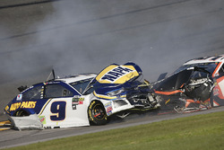 Crash: Chase Elliott, Hendrick Motorsports Chevrolet Camaro, Kasey Kahne, Leavine Family Racing Chev