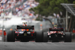 Charles Leclerc, Sauber C37, devant Max Verstappen, Red Bull Racing RB14