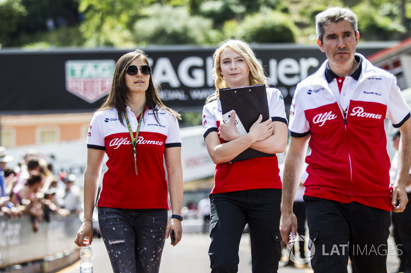 Tatiana Calderón, Sauber Test Driver camina la pista con Ruth Buscombe, Sauber y Xevi Pujolar, Sauber