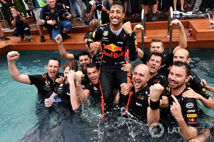 El ganador de la carrera Daniel Ricciardo, Red Bull Racing celebra con el equipo en la piscina Red Bull Energy Station