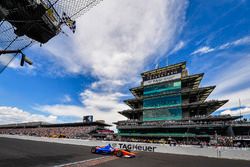 Scott Dixon, Chip Ganassi Racing Honda crosses the finish line under the checkered flag in third place