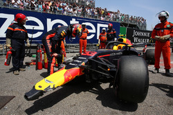Max Verstappen, Red Bull Racing RB14 kaza sonrası aracını inceliyor