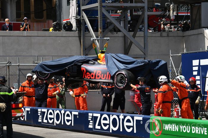 Comisario remueven el coche accidentado de Max Verstappen, Red Bull Racing RB14
