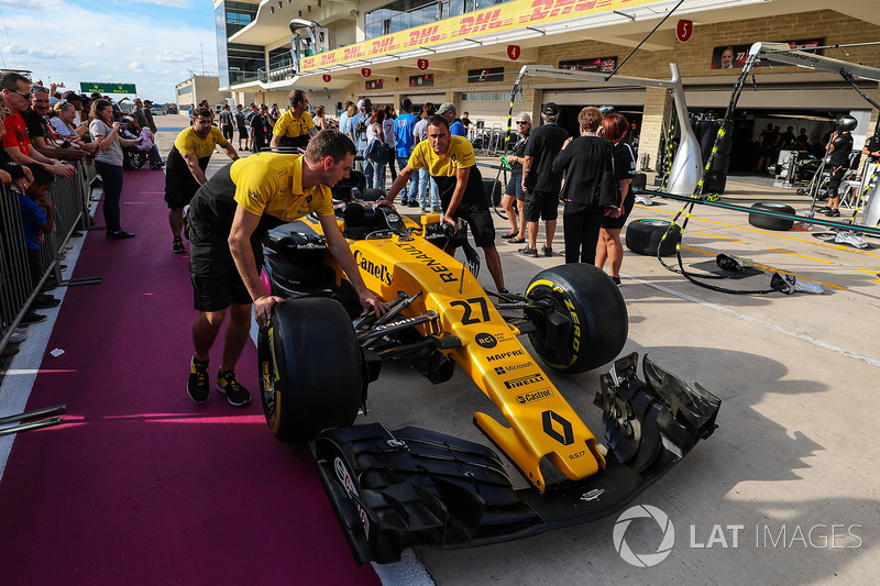 Meccanici Renault Sport F1 Team con la Renault Sport F1 Team RS17 in pit lane