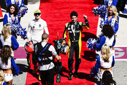 Nico Hulkenberg, Renault Sport F1 Team, Carlos Sainz Jr., Renault Sport F1 Team, at the drivers parade