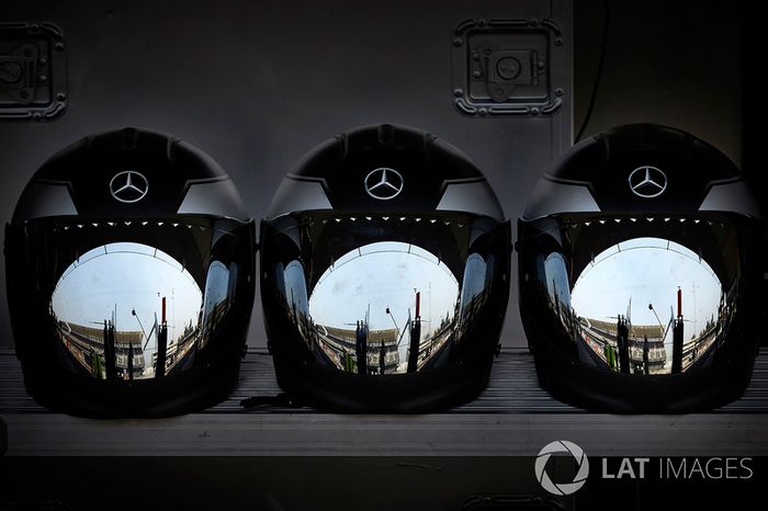 Cascos de los integrantes de equipos en pits