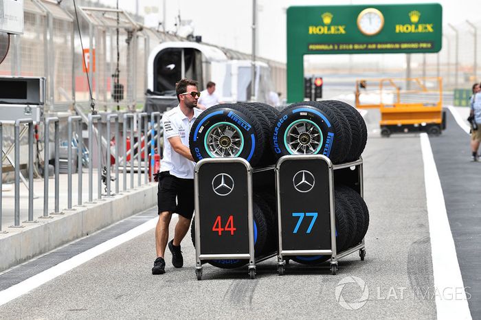 Mercedes AMG F1 Mecánico con neumáticos Pirelli