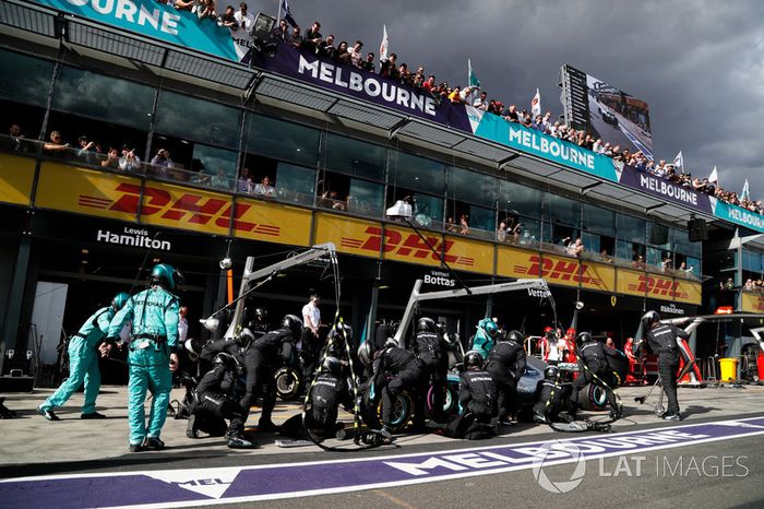 Lewis Hamilton, Mercedes AMG F1 W09 pit stop