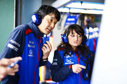 Ingegneri al lavoro nel garage Toro Rosso
