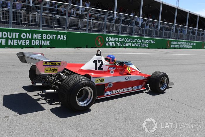 Jacques Villeneuve, pilota el Ferrari  312T  con el que su padre ganó el GP de Canadá 1978