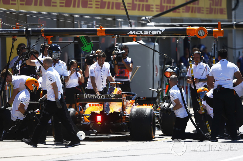 Fernando Alonso, McLaren MCL33, masuk pit stop