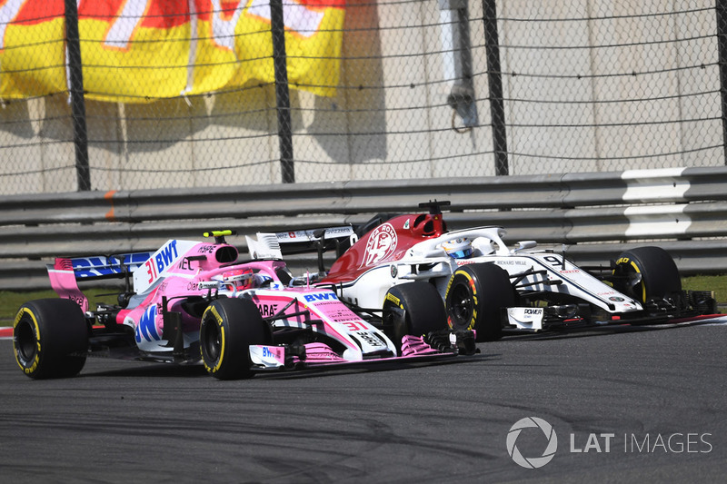 Marcus Ericsson, Sauber C37 et Esteban Ocon, Force India VJM11 en lutte