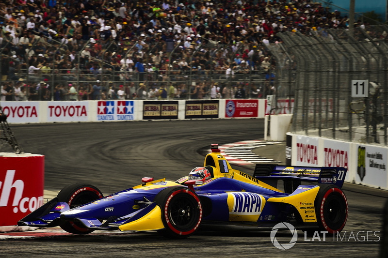 Aksi balap IndyCar di Long Beach
