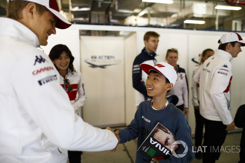 Marcus Ericsson, Sauber, rencontre un jeune fan