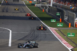 Lewis Hamilton, Mercedes AMG F1 W09, Max Verstappen, Red Bull Racing RB14 Tag Heuer, Daniel Ricciard