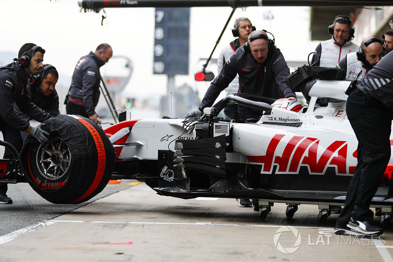 Kevin Magnussen, Haas F1 Team, è accompagnato dai meccanici in pit lane