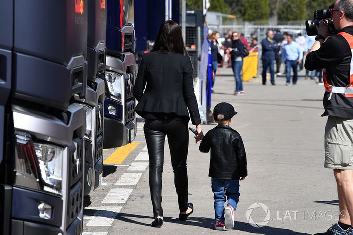Minttu Virtanen, esposa de Kimi Raikkonen, Ferrari con su hijo Robin Raikkonen