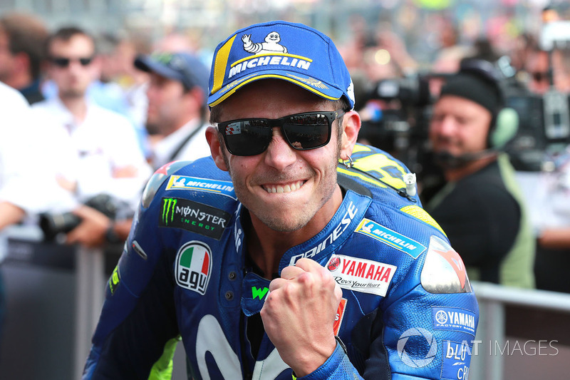 Valentino Rossi: “Normalmente Sachsenring é uma pista difícil para a M1, mas conseguimos um pódio duplo. Por isso, estou feliz com o trabalho do time inteiro. Estou muito feliz porque fiz uma corrida fantástica desde o início, não cometi nenhum erro.”