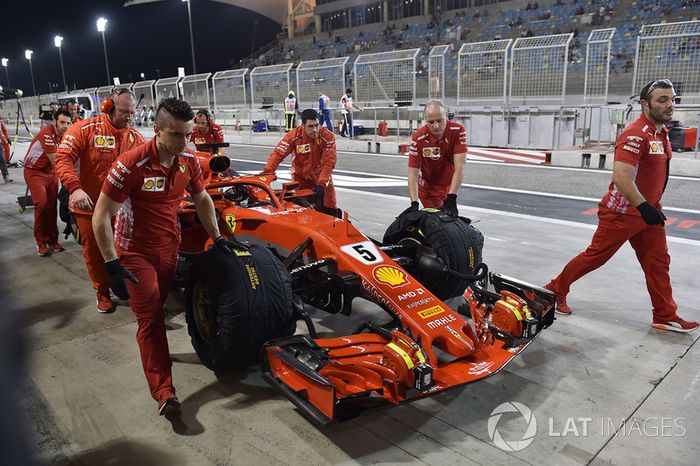 Sebastian Vettel, Ferrari SF71H e i meccanici Ferrari in pit lane