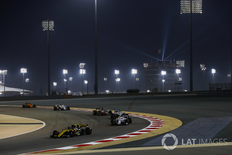 Carlos Sainz Jr., Renault Sport F1 Team R.S. 18, leads Marcus Ericsson, Sauber C37 Ferrari, Lance Stroll, Williams FW41 Mercedes, and Romain Grosjean, Haas F1 Team VF-18 Ferrari