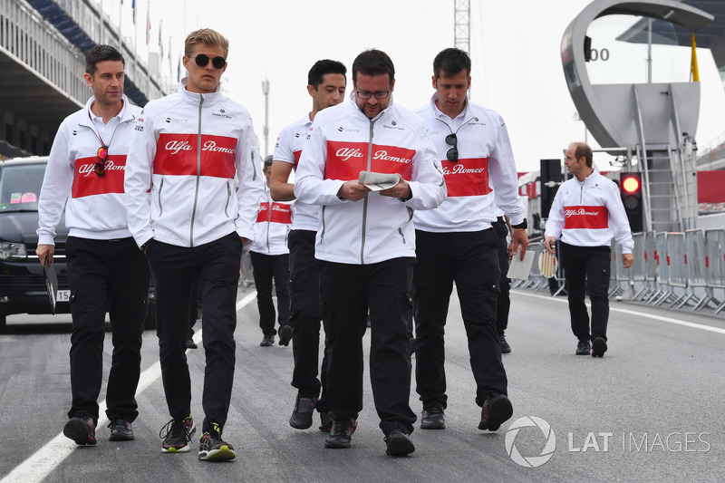 Marcus Ericsson, Sauber, cammina lungo il circuito