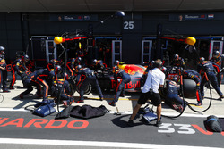 Max Verstappen, Red Bull Racing RB14, s'arrête au stand