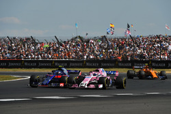 Pierre Gasly, Scuderia Toro Rosso STR13 ve Sergio Perez, Force India VJM11