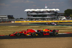 Кімі Райкконен, Ferrari SH71H, та Макс Ферстаппен, Red Bull Racing RB14