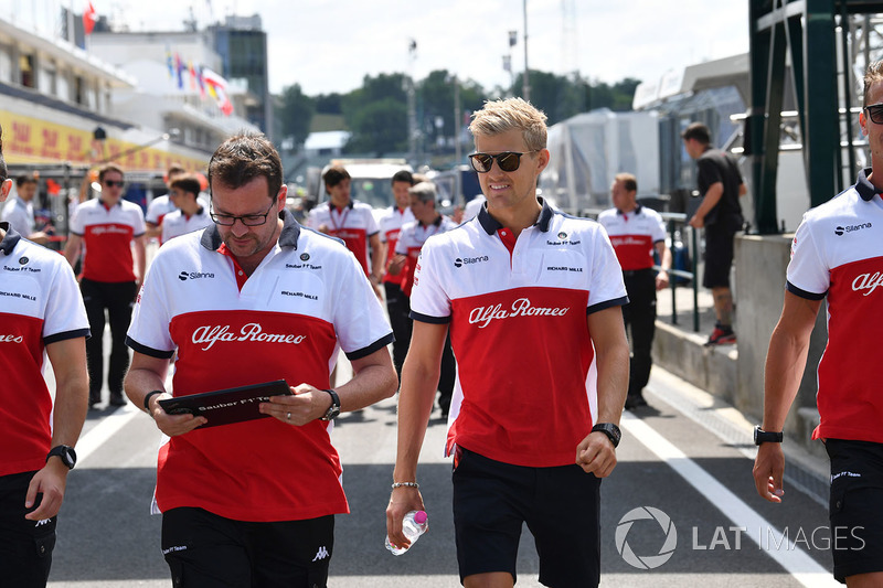 Marcus Ericsson, Sauber walks the track